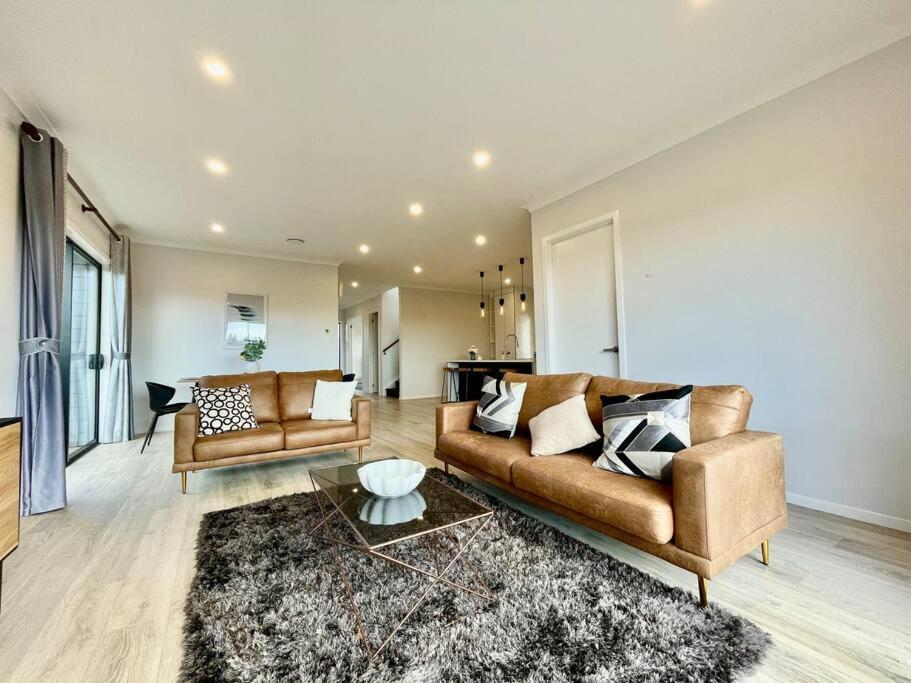 Morden Spacious New House Hamilton Exterior photo