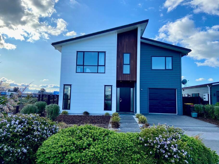 Morden Spacious New House Hamilton Exterior photo